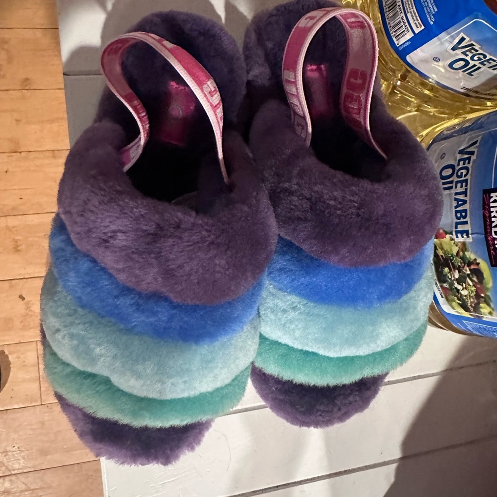 Fluffy ugg slides size 6